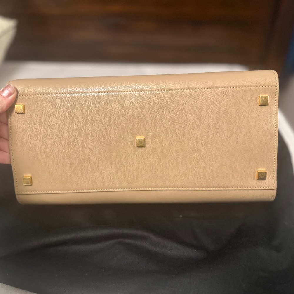 Looks like new.. I  I wore it a few times .. it’s 2 in 1 bag